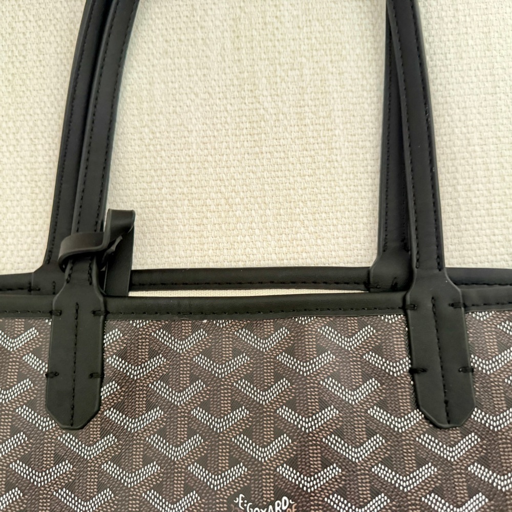 Designer inspired Black Tote with Pouch - Picture 13 of 16